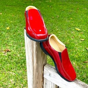 Nike Air Golf Shoe. Red patent Leather. Size 8.5. Slip on. Comfort Foot bed.